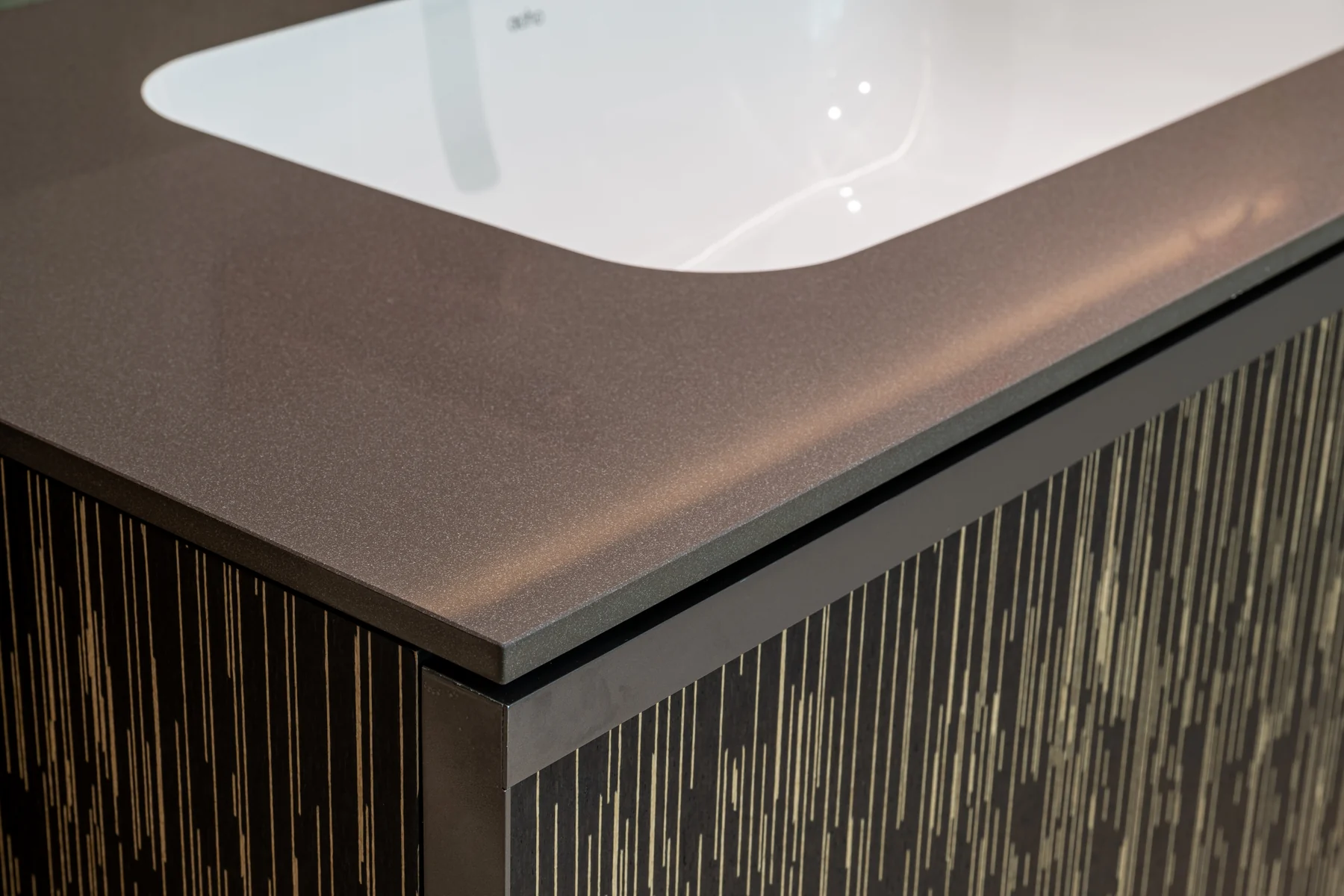 Integrated countertop and basin detail